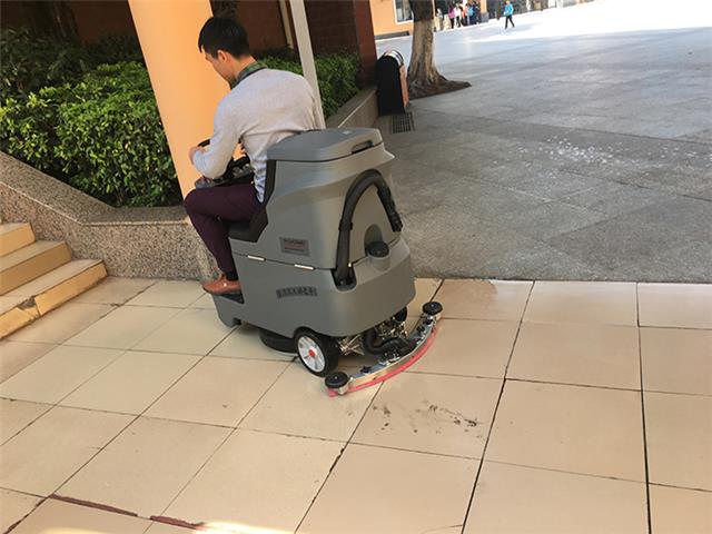 学校洗地机